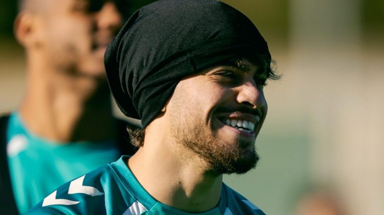 Abde durante una sesión de entrenamiento del Real Betis. | Imagen: perfil de X @RealBetis.