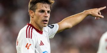 César Azpilicueta disputando un partido con el Sevilla FC. | Imagen: perfil de X @ZonaMixta__.