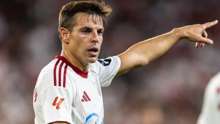 César Azpilicueta disputando un partido con el Sevilla FC. | Imagen: perfil de X @ZonaMixta__.
