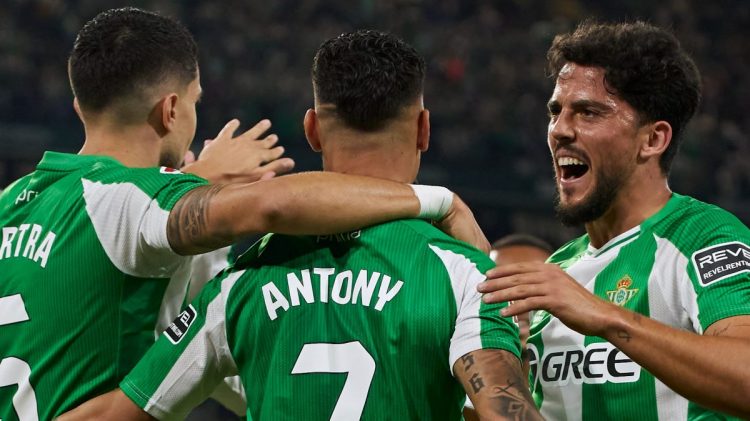 Bartra, Antony y Fornals celebrando un gol del Real Betis. | Imagen: perfil de X @RealBetis.