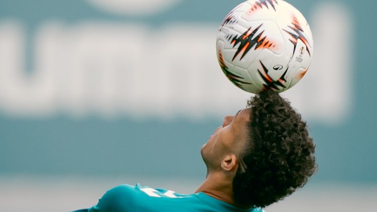 Deossa durante una sesión de entrenamiento del Real Betis. | Imagen: perfil de X @RealBetis.