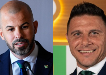 A la izquierda, Manu Fajardo, director deportivo del Real Betis, y a la derecha, Joaquín Sánchez, consejero del club. | Imagen: Edit Luis Alfonso Fdez.