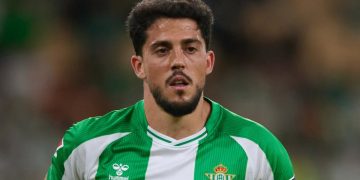 Pablo Fornals disputando un partido con el Real Betis. | Imagen: X.