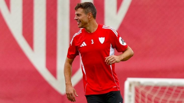 Azpilicueta durante una sesión de entrenamiento con el Sevilla FC. | Imagen: X.