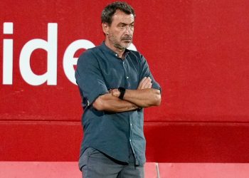 Jesús Galván dirigiendo un encuentro del Sevilla Atlético. | Imagen: Perfil de X @CanteraSFC.