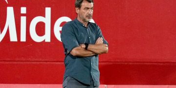 Jesús Galván dirigiendo un encuentro del Sevilla Atlético. | Imagen: Perfil de X @CanteraSFC.