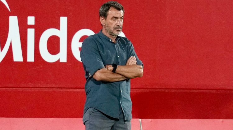 Jesús Galván dirigiendo un encuentro del Sevilla Atlético. | Imagen: Perfil de X @CanteraSFC.