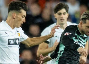 Lo Celso durante una acción del Valencia - Betis. | Imagen: perfil de X @RealBetis.