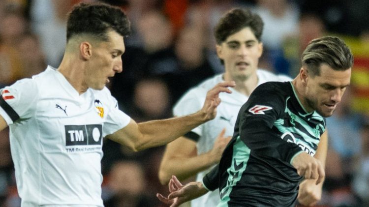 Lo Celso durante una acción del Valencia - Betis. | Imagen: perfil de X @RealBetis.