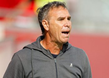 Luci Martín, entrenador del Sevilla Atlético, dando indicaciones en un partido. | Imagen: X.