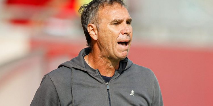 Luci Martín, entrenador del Sevilla Atlético, dando indicaciones en un partido. | Imagen: X.