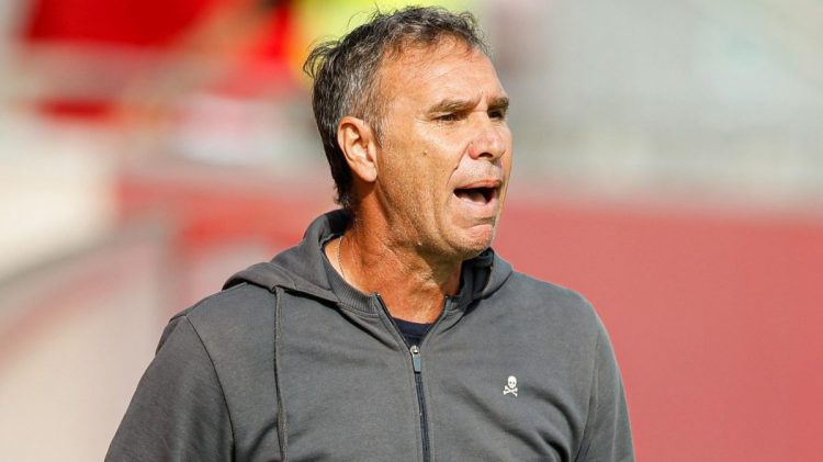 Luci Martín, entrenador del Sevilla Atlético, dando indicaciones en un partido. | Imagen: X.