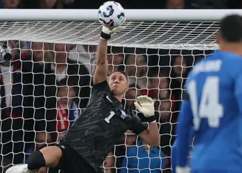 Odysseas, portero del Sevilla, realizando una parada con su selección. | Imagen: página web Sevilla FC.