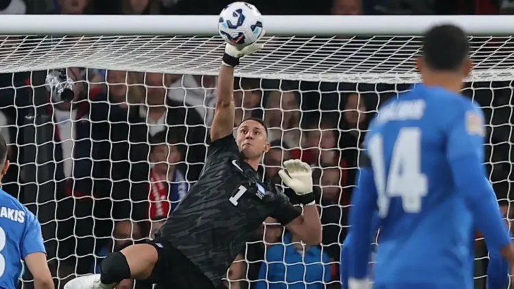 Odysseas, portero del Sevilla, realizando una parada con su selección. | Imagen: página web Sevilla FC.