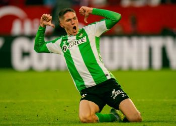 El Real Betis conquista Nervión en un derbi empañado por la suspensión en el tramo final