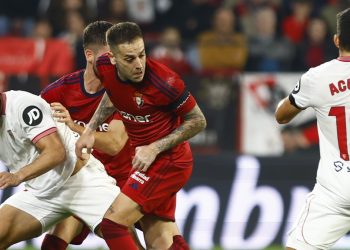 Isaac Romero y Acuña, jugadores del Sevilla FC, durante un duelo ante el Osasuna. | Imagen: X.