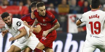 Isaac Romero y Acuña, jugadores del Sevilla FC, durante un duelo ante el Osasuna. | Imagen: X.