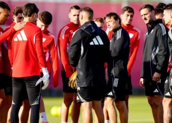 Cuerpo técnico y jugadores del Sevilla, durante una charla en una sesión de entrenamiento. | Imagen: página web Sevilla FC.
