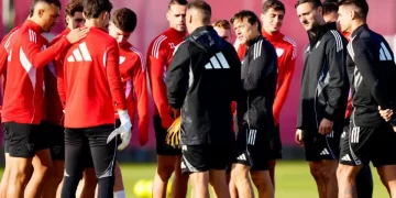 Cuerpo técnico y jugadores del Sevilla, durante una charla en una sesión de entrenamiento. | Imagen: página web Sevilla FC.