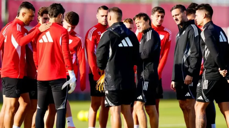 Cuerpo técnico y jugadores del Sevilla, durante una charla en una sesión de entrenamiento. | Imagen: página web Sevilla FC.