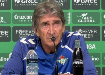 Pellegrini durante la rueda de prensa del Betis