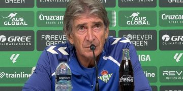 Pellegrini durante la rueda de prensa del Betis