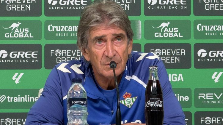 Pellegrini durante la rueda de prensa del Betis