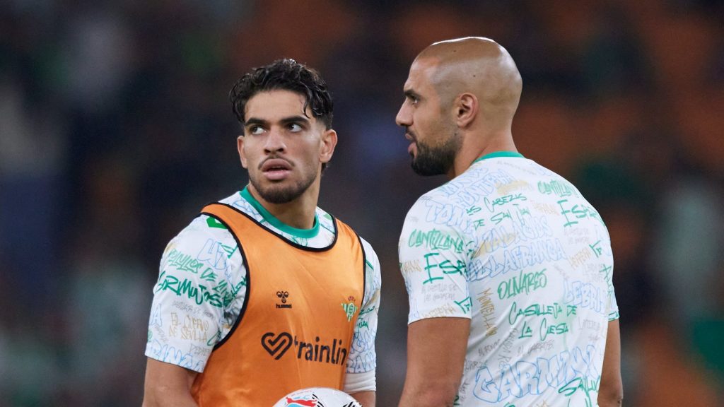 Abde y Amrabat, que podrían ser titulares ante el Olympique de Lyon, durante un calentamiento con el Real Betis