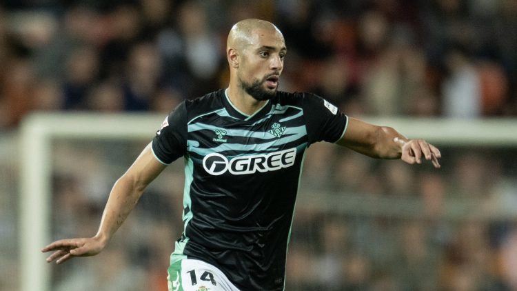 Sofyan Amrabat durante el Valencia - Real Betis