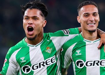 Cucho Hernández y Antony celebrando un gol con la camiseta del Real Betis. | Imagen: X.