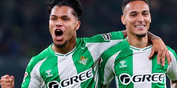 Cucho Hernández y Antony celebrando un gol con la camiseta del Real Betis. | Imagen: X.