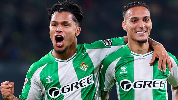 Cucho Hernández y Antony celebrando un gol con la camiseta del Real Betis. | Imagen: X.