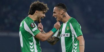 Abde y Antony celebran uno de los goles del Real Betis en Europa League