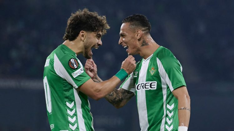 Abde y Antony celebran uno de los goles del Real Betis en Europa League