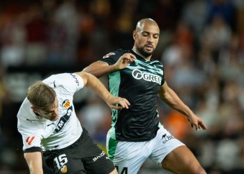 Amrabat pugna con Beltrán durante el Valencia CF - Real Betis