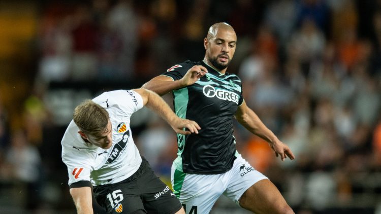 Amrabat pugna con Beltrán durante el Valencia CF - Real Betis