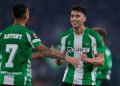 Antony y Marc Roca celebrando un gol del Real Betis