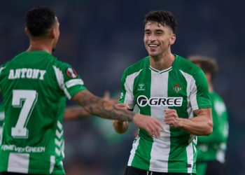 Antony y Marc Roca celebrando un gol del Real Betis