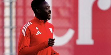 Akor Adams realizando un ejercicio durante una sesión de entrenamiento del Sevilla FC. | Imagen: perfil de X @SevillaFC.