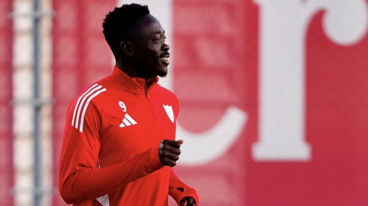 Akor Adams realizando un ejercicio durante una sesión de entrenamiento del Sevilla FC. | Imagen: perfil de X @SevillaFC.