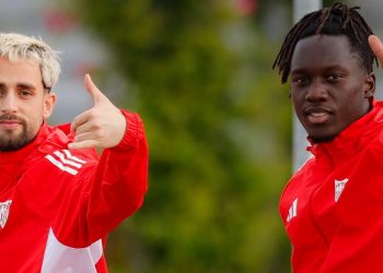 Januzaj y Batista Mendy , en un entrenamiento del Sevilla FC. | Imagen: perfil de X @SevillaFC.