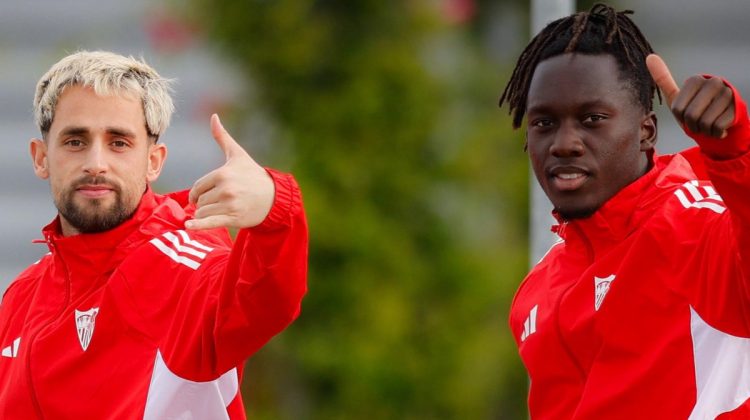 Januzaj y Batista Mendy , en un entrenamiento del Sevilla FC. | Imagen: perfil de X @SevillaFC.