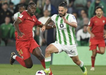 Isco, jugador del Betis, conduciendo el balón en un derbi ante el Sevilla. | Imagen: X.