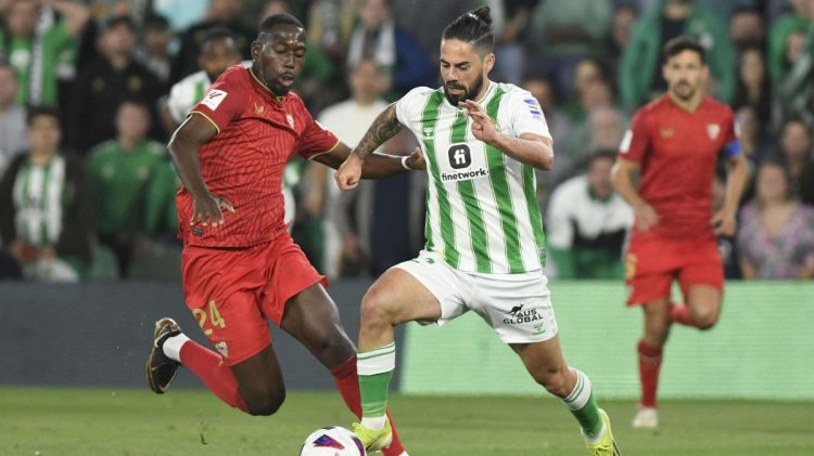 Isco, jugador del Betis, conduciendo el balón en un derbi ante el Sevilla. | Imagen: X.