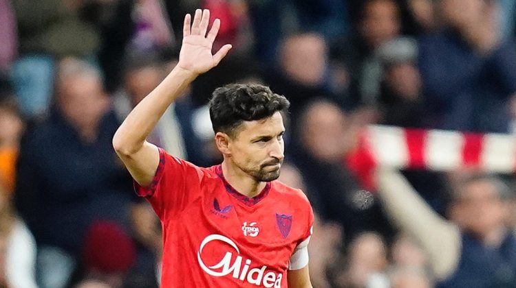 Jesús Navas disputando un partido de fútbol con el Sevilla FC. | Imagen: X.