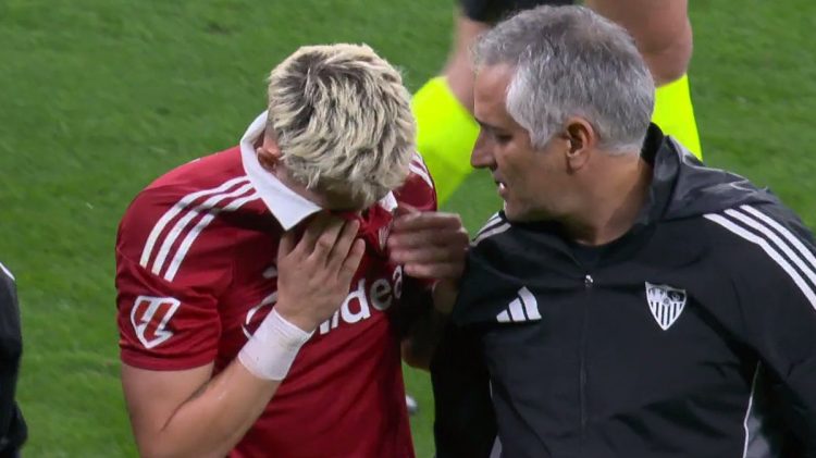 Januzaj abandonando el terreno de juego al caer lesionado. | Imagen: X.