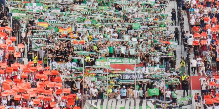 Afición del Real Betis desplaza al Ramón Sánchez-Pizjuán. | Imagen: Página web Real Betis.