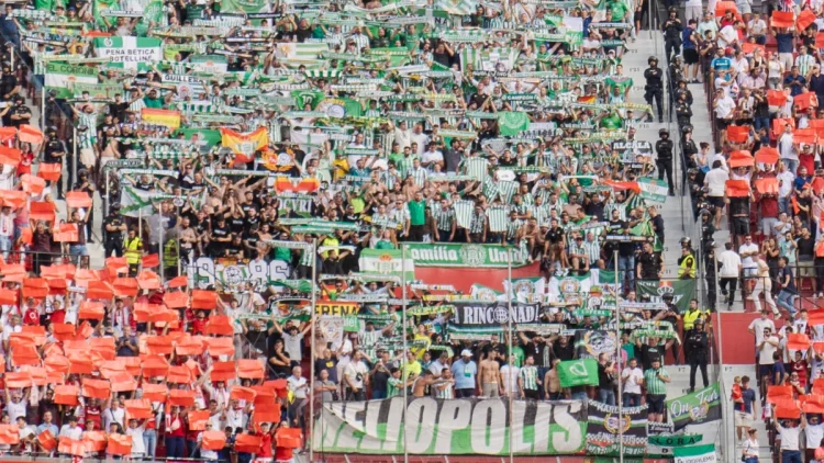 Afición del Real Betis desplaza al Ramón Sánchez-Pizjuán. | Imagen: Página web Real Betis.