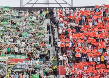 Afición del Betis y del Sevilla durante un derbi en el Ramón Sánchez-Pizjuán. | Imagen: página web Real Betis.