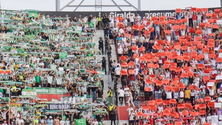 Afición del Betis y del Sevilla durante un derbi en el Ramón Sánchez-Pizjuán. | Imagen: página web Real Betis.